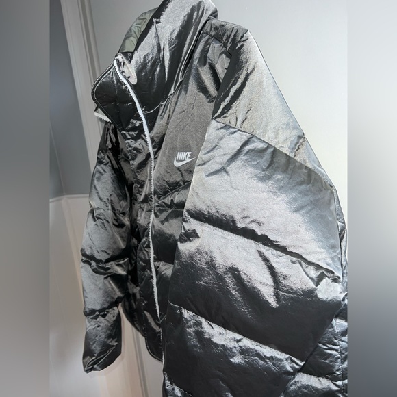 -BRAND NEW WITH TAGS- NIKE Woman’s XL Silver Metallic Puffer Jacket - Picture 3 of 15